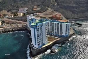 an aerial view of a building on the beach at Crepúsculo in Puerto de la Madera