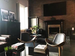 ein Wohnzimmer mit 2 Stühlen und einem Kamin in der Unterkunft LIPPI 42 Exclusive Luxury Apartment in Mailand