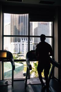 un hombre en una cinta de correr delante de una ventana en InterContinental Miami, an IHG Hotel, en Miami