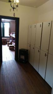 a room with a bunch of lockers and a room with a room with at Villa Margarita in Capilla del Monte