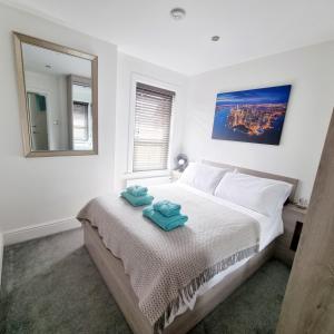 Un pat sau paturi într-o cameră la Bournemouth Luxury Apartment