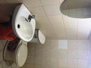 uma casa de banho com um WC e um lavatório em RM Guest House em Dumaguete
