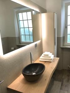 A bathroom at OAK TREE 114 BnB