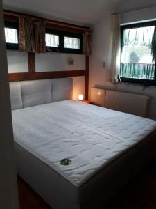 Ein Bett oder Betten in einem Zimmer der Unterkunft Haus Kerstin am Jabeler See