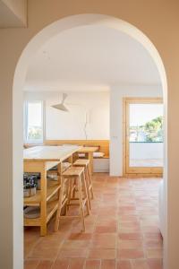 uma cozinha e sala de jantar com mesa e cadeiras em Can Jove Cadaqués em Cadaqués