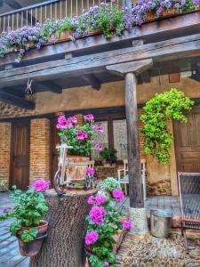 una casa con un mazzo di fiori e una bicicletta di Albergue El Encanto a Villares de Órbigo