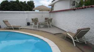 בריכת השחייה שנמצאת ב-Casa con piscina en el centro de Anapoima או באזור