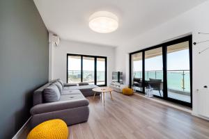 un salon avec un canapé et une table dans l'établissement Seaside by Casa del Mar, à Mamaia