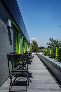 a row of chairs on a boardwalk next to a building at nicetostay in Bremen
