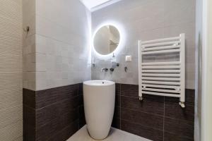 une salle de bain avec des toilettes blanches et un miroir dans l'établissement Seaside by Casa del Mar, à Mamaia 33 autres photos