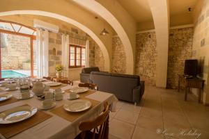 ein großes Esszimmer mit einem Tisch und Stühlen in der Unterkunft Ta Guzeppi Xaghra in Xagħra
