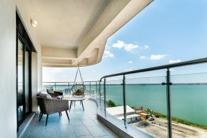 un balcon avec vue sur l'eau dans l'établissement Seaside by Casa del Mar, à Mamaia