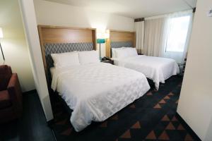 Postel nebo postele na pokoji v ubytování Holiday Inn Champaign by IHG