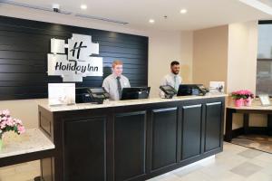 Členové personálu v ubytování Holiday Inn Champaign by IHG