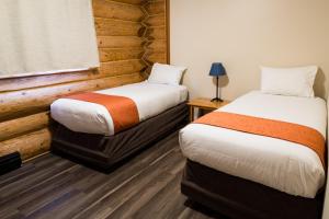 Postel nebo postele na pokoji v ubytování Glacier House Hotel & Resort