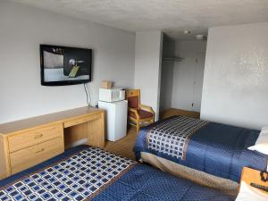 سرير أو أسرّة في غرفة في Travelodge by Wyndham Stockton