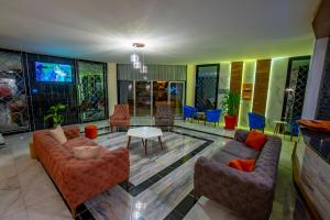 凱梅爾的住宿－Tu Casa Gelidonya Hotel，客厅配有两张沙发和一台电视机