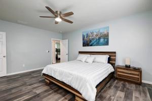 a bedroom with a bed and a ceiling fan at Relaxing Luxury Near Airport & Downtown Atlanta in Atlanta