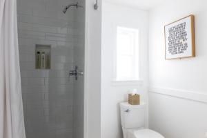 een badkamer met een toilet en een douche met een raam bij The Metro Hotel in San Francisco