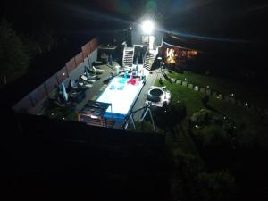 eine Aussicht über einen Tisch und Stühle in der Nacht in der Unterkunft Kuća za odmor Mladen i Martina in Slavonski Brod