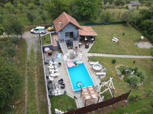 eine Luftansicht auf einen Hinterhof mit einem Pool in der Unterkunft Kuća za odmor Mladen i Martina in Slavonski Brod