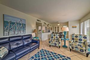 Posezení v ubytování Breezy Corpus Christi Condo with Deck and Fishing Dock