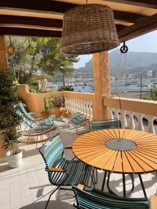 d'une terrasse avec tables et chaises et vue sur l'eau. dans l'établissement Beach Apartment Montemar No.1 - perfect ocean view, à Sóller