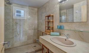Ванная комната в Beach Apartment Montemar No.1 - perfect ocean view