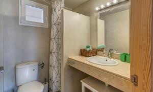 Ванная комната в Beach Apartment Montemar No.1 - perfect ocean view