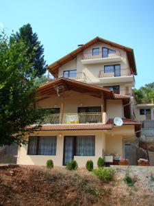 un edificio de apartamentos con balcones en una colina en Villa Shipkovo en Shipkovo