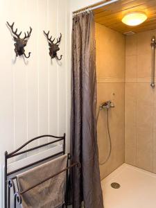 uma casa de banho com chuveiro e chifres na parede em 4seasonshouse em Losser
