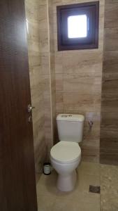 Baðherbergi á Kandis Place +7 myndir
