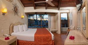 巴拉德纳维达Cabo Blanco Hotel and Marina的带床和阳台的酒店房间