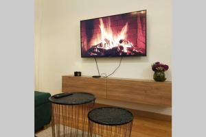 sala de estar con 2 taburetes y chimenea en SNP city center lux, en Novi Sad