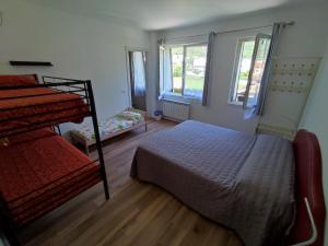 1 dormitorio con 1 cama y 1 litera en Cornizzolo bed breakfast en Suello