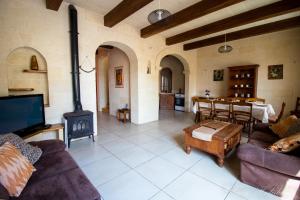 een woonkamer met een bank en een fornuis bij Mandolina Casa in Għarb
