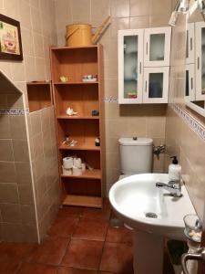 La salle de bains est pourvue d'un lavabo et de toilettes. dans l'établissement Las Lagunetas de Cádiz, à Cadix
