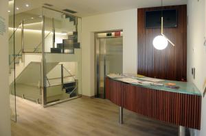 a room with a staircase and a glass wall at APARTAMENTOS TURÍSTICOS GUIANA in Ponferrada +49 photos