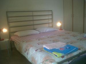 カラマタにあるKalamata Flatsのベッドルーム1室(ベッド1台、タオル2枚付)