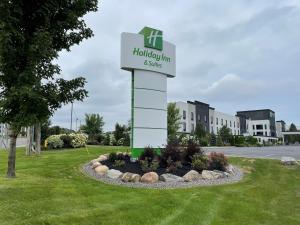 a sign for the houston inn and suites at Holiday Inn & Suites Syracuse Airport - Liverpool by IHG in Liverpool