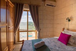 A bed or beds in a room at Orchidea Xaghra