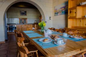 A restaurant or other place to eat at Orchidea Xaghra