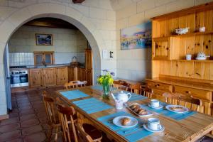 A kitchen or kitchenette at Orchidea Xaghra