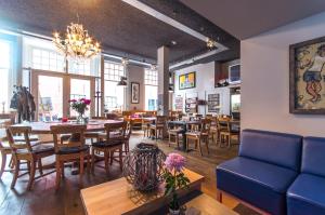 A restaurant or other place to eat at Kings Inn City Hostel