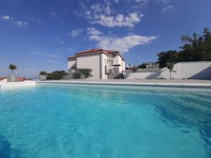 Bazén v ubytování Apartments Jozic nebo v jeho okolí