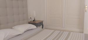 1 dormitorio con cama, puerta y mesa en La Palma, en Costa Calma