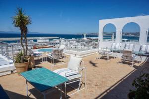 patio z krzesłami i stołem oraz basenem w obiekcie Vue Imprenable Le balcon de tanger w mieście Tanger