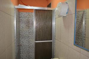 Kamar mandi di Apartamentos y Hostal RUDON #1