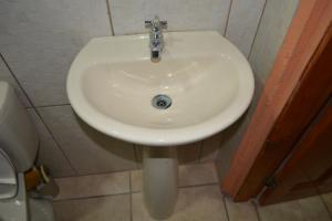 Kamar mandi di Apartamentos y Hostal RUDON #1
