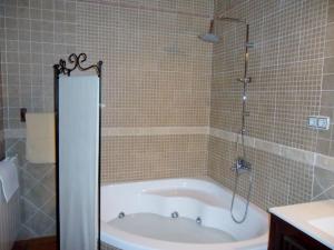a bath tub in a bathroom with a shower at Casa Rural Santa Rita in Mota del Cuervo +16 photos